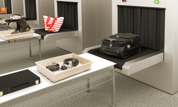 女子過機場安檢險被搶5萬名牌手袋！怒批現場工作人員冷眼旁觀！當局咁解釋 