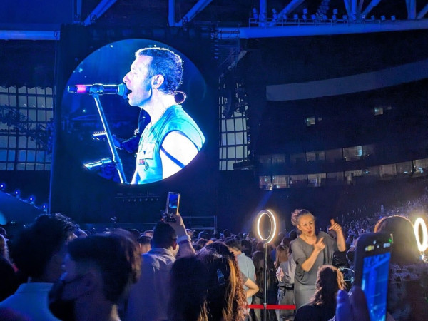 Coldplay演唱會特設手語小舞台 配合英國空運震動背心讓聾人盡情睇騷
