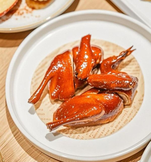 圖片來源: 大眾點評@豬肉婆·大小點 深圳會展中心站周邊美食|餐廳推介 蟹黃撈麵/四合院火鍋/高空酒吧