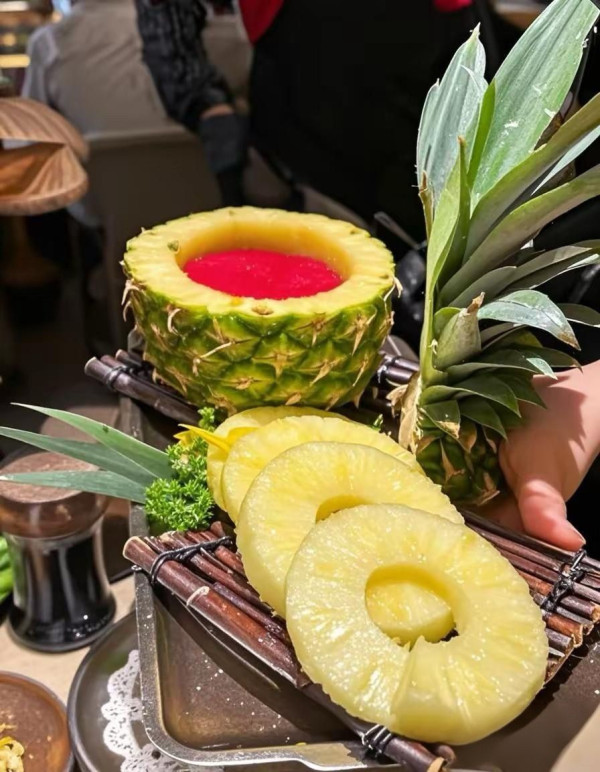 圖片來源: 大眾點評@西塔老太太泥爐烤肉 深圳會展中心站周邊美食|餐廳推介 蟹黃撈麵/四合院火鍋/高空酒吧