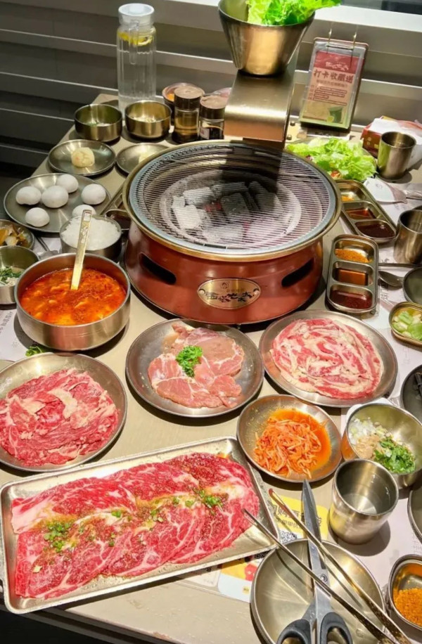 圖片來源: 大眾點評@西塔老太太泥爐烤肉 深圳會展中心站周邊美食|餐廳推介 蟹黃撈麵/四合院火鍋/高空酒吧