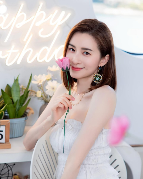 43歲索爆女藝人否認已退出娛樂圈 離巢7年榮升幸福媽媽罕有公開露面