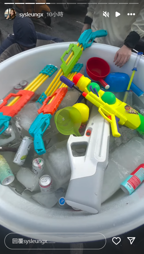 伍富橋與富妻泰國過潑水節!濕身誘惑大曬久違朱古力腹肌