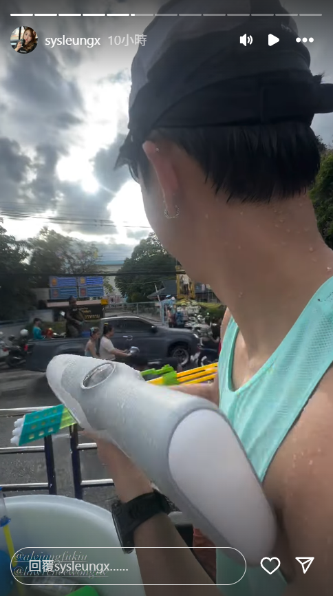 伍富橋與富妻泰國過潑水節!濕身誘惑大曬久違朱古力腹肌