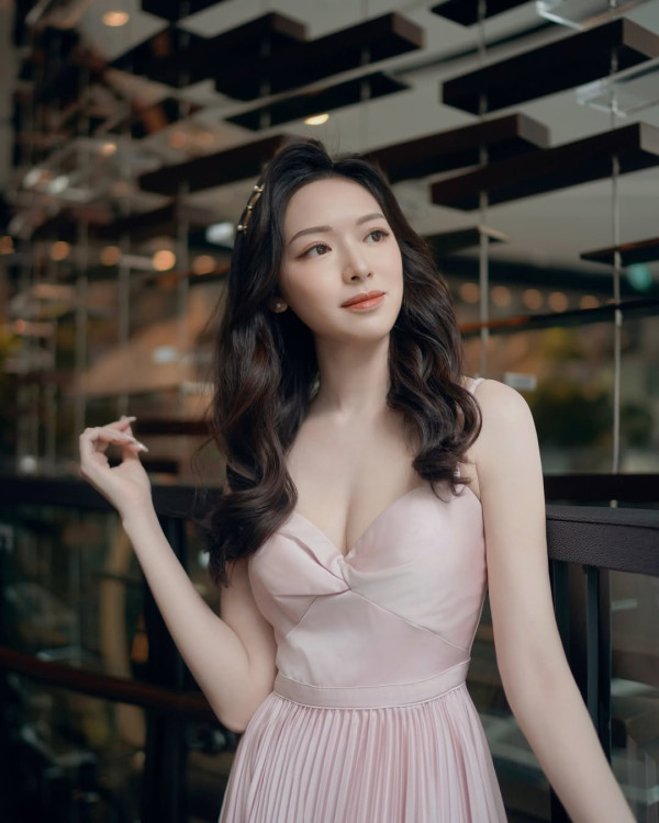 馮盈盈著加細碼Tee谷盡好身材逼爆衫 對比入行前舊照有一驚人變化令人好奇
