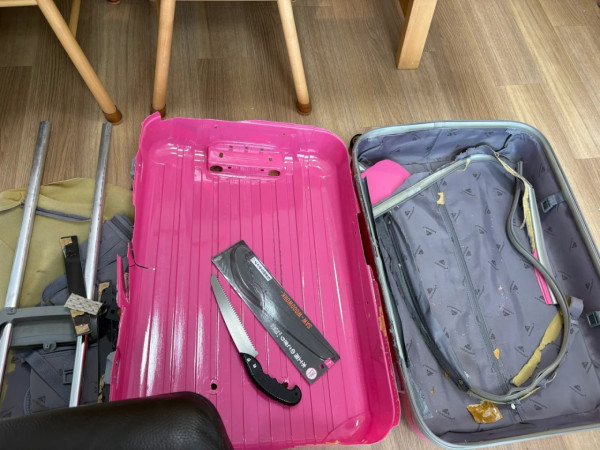 內地人遊日自行解剖旅行箱 整爛鉸剪兼買鋸 事後發現丟篋僅需這價錢 