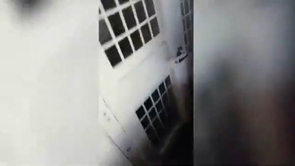 有片｜女子飛機碌卡買薯片付款失敗 機組竟直接報警 航空公司處理手法惹爭議 