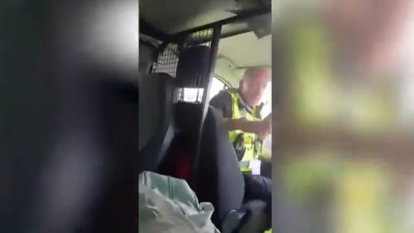 有片｜女子飛機碌卡買薯片付款失敗 機組竟直接報警 航空公司處理手法惹爭議 