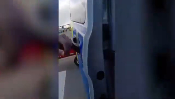 有片｜女子飛機碌卡買薯片付款失敗 機組竟直接報警 航空公司處理手法惹爭議 