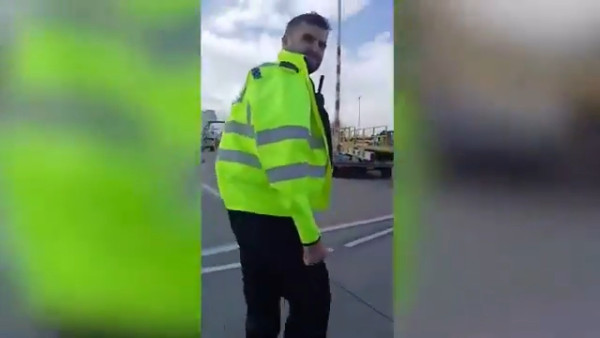 有片｜女子飛機碌卡買薯片付款失敗 機組竟直接報警 航空公司處理手法惹爭議 