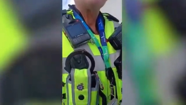 有片｜女子飛機碌卡買薯片付款失敗 機組竟直接報警 航空公司處理手法惹爭議 