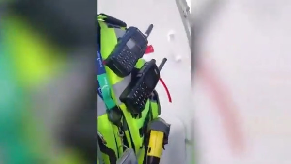 有片｜女子飛機碌卡買薯片付款失敗 機組竟直接報警 航空公司處理手法惹爭議 