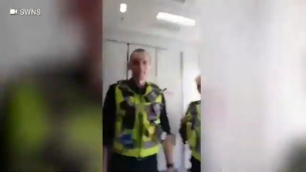 有片｜女子飛機碌卡買薯片付款失敗 機組竟直接報警 航空公司處理手法惹爭議 