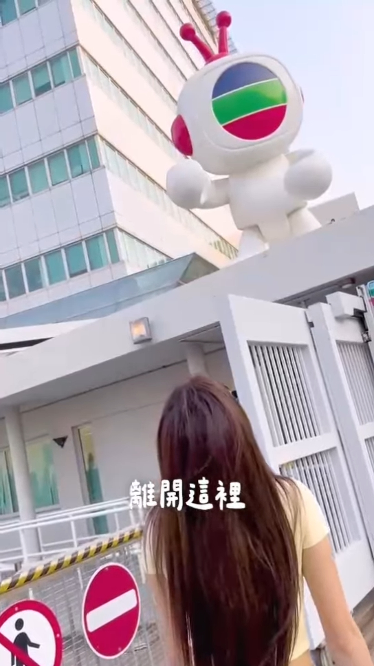 前TVB女藝人晒浴袍照裸背浸浴春光無限 離巢後慘呻「已經沒有家了」