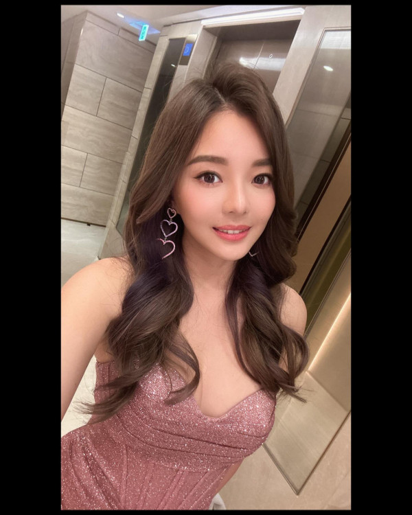 前TVB女藝人晒浴袍照裸背浸浴春光無限 離巢後慘呻「已經沒有家了」