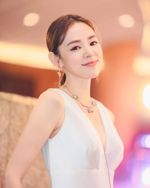 TVB最童顏少婦拍片換衫除剩內衣 鏡頭前一個震撼動作衝擊網民眼球