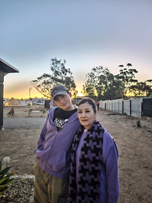 帶阿姐看世界|汪明荃周嘉洛澳洲拍旅遊節目 78歲阿姐克服畏高挑戰165呎高空運動