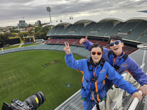 帶阿姐看世界|汪明荃周嘉洛澳洲拍旅遊節目 78歲阿姐克服畏高挑戰165呎高空運動
