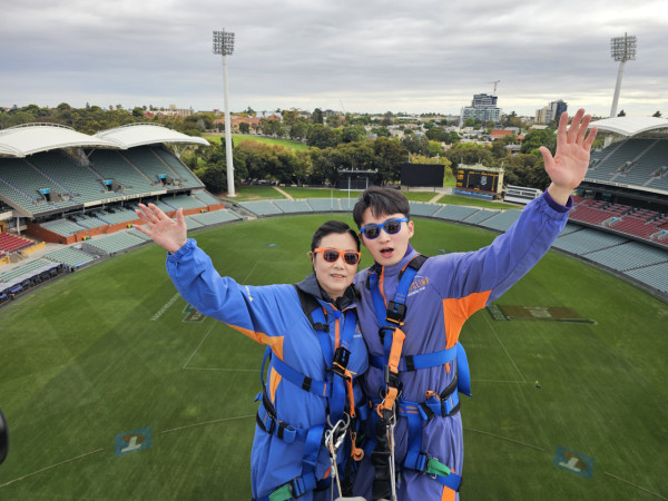 帶阿姐看世界|汪明荃周嘉洛澳洲拍旅遊節目 78歲阿姐克服畏高挑戰165呎高空運動