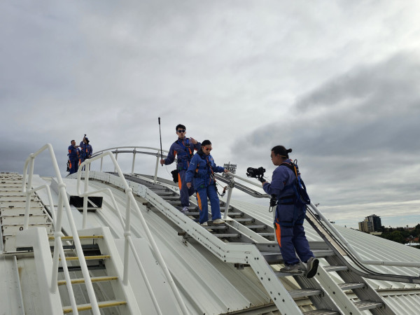 帶阿姐看世界|汪明荃周嘉洛澳洲拍旅遊節目 78歲阿姐克服畏高挑戰165呎高空運動