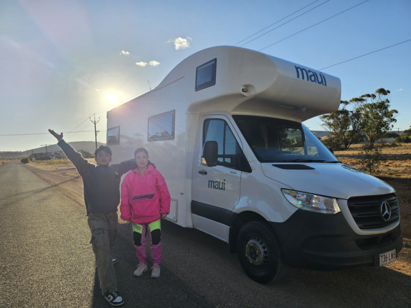 帶阿姐看世界|汪明荃周嘉洛澳洲拍旅遊節目 78歲阿姐克服畏高挑戰165呎高空運動