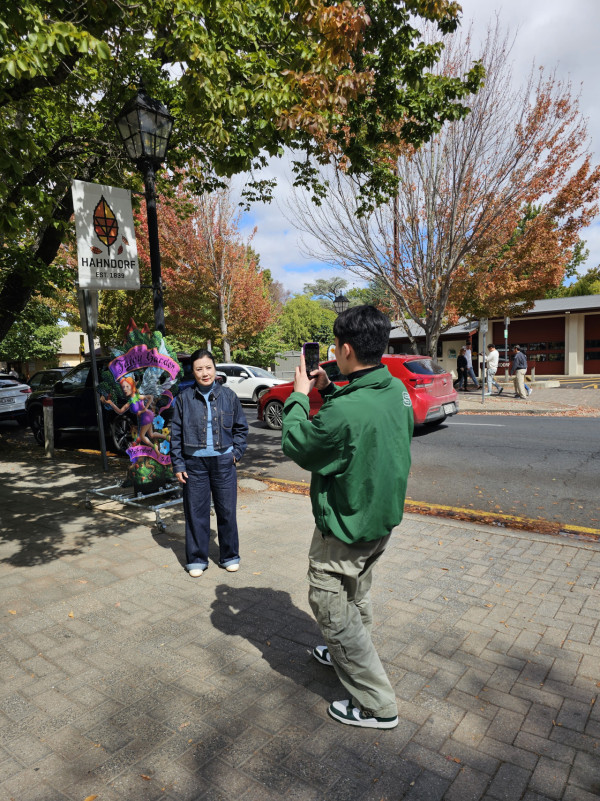 帶阿姐看世界|汪明荃周嘉洛澳洲拍旅遊節目 78歲阿姐克服畏高挑戰165呎高空運動