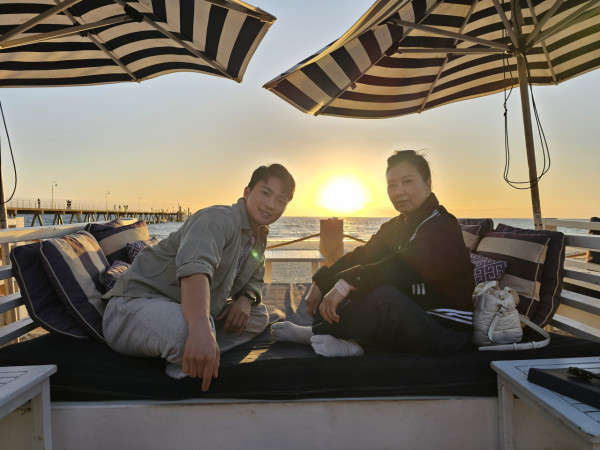 帶阿姐看世界|汪明荃周嘉洛澳洲拍旅遊節目 78歲阿姐克服畏高挑戰165呎高空運動