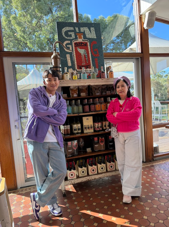 帶阿姐看世界|汪明荃周嘉洛澳洲拍旅遊節目 78歲阿姐克服畏高挑戰165呎高空運動