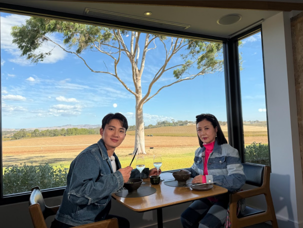 帶阿姐看世界|汪明荃周嘉洛澳洲拍旅遊節目 78歲阿姐克服畏高挑戰165呎高空運動