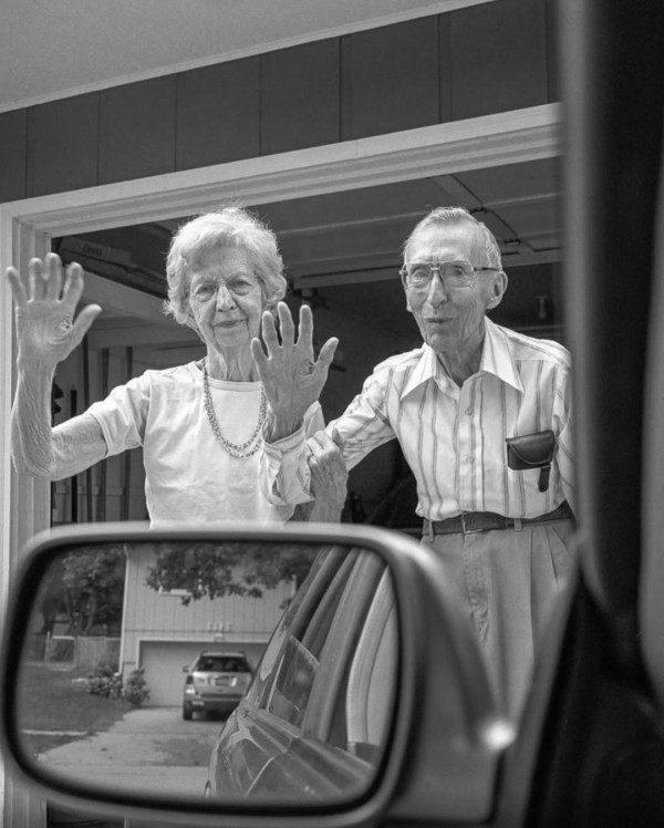 27年記錄每次父母深情目送 卻停在第93次的揮手道別 