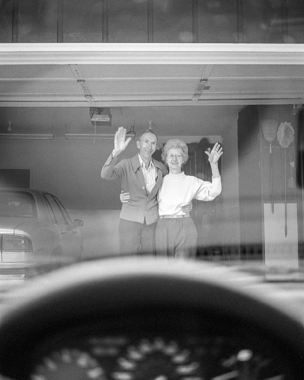 27年記錄每次父母深情目送 卻停在第93次的揮手道別 