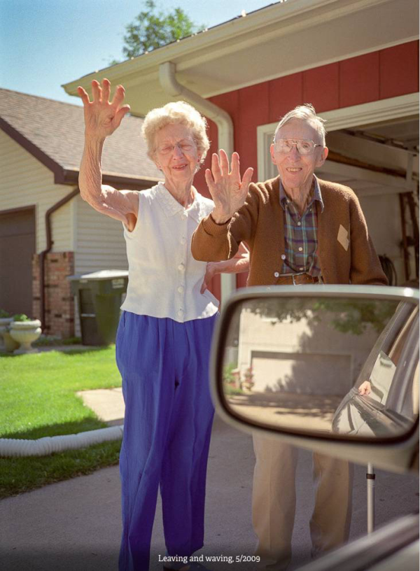 27年記錄每次父母深情目送 卻停在第93次的揮手道別 