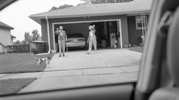 27年記錄每次父母深情目送 卻停在第93次的揮手道別 