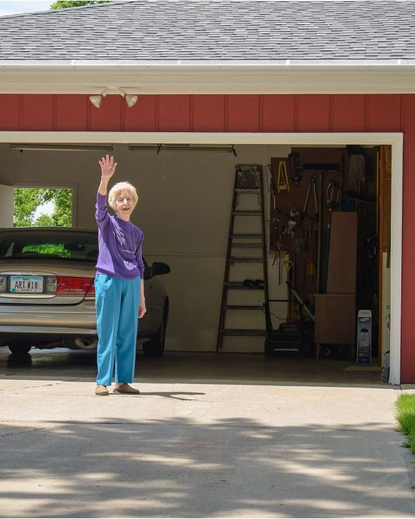 27年記錄每次父母深情目送 卻停在第93次的揮手道別 