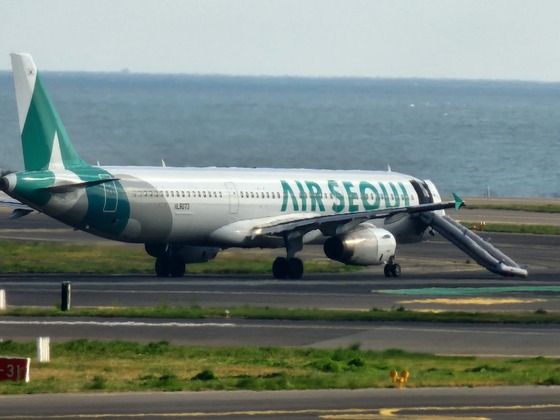 韓女飛機臨起飛突然稱「好悶」 強行拉開緊急逃生門 背後1原因令人無奈 