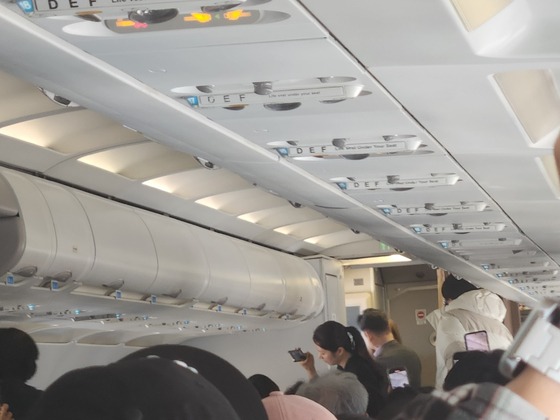 韓女飛機臨起飛突然稱「好悶」 強行拉開緊急逃生門 背後1原因令人無奈 