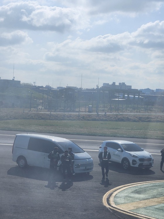 韓女飛機臨起飛突然稱「好悶」 強行拉開緊急逃生門 背後1原因令人無奈 