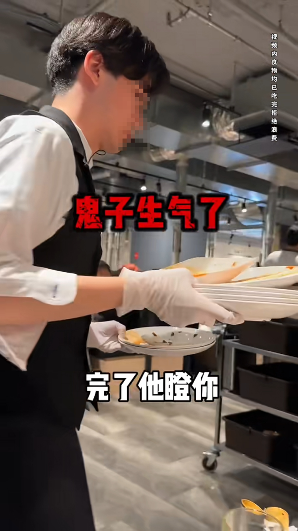 內地客日本自助餐狂掃食物 魚生/鮮蝦/蟹腳全清 指「不能給他們留」