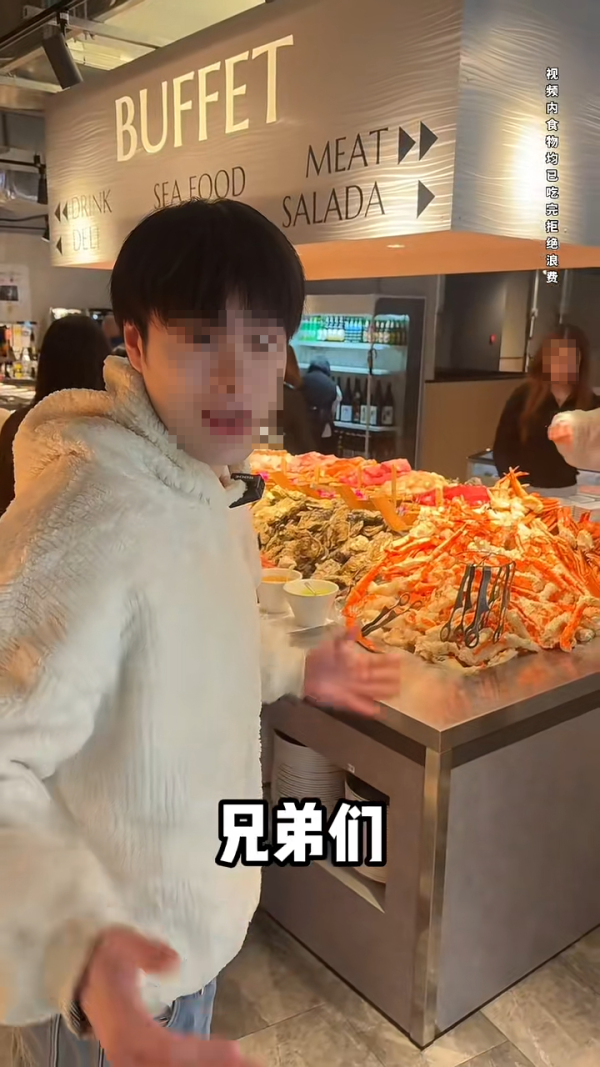 內地客日本自助餐狂掃食物 魚生/鮮蝦/蟹腳全清 指「不能給他們留」