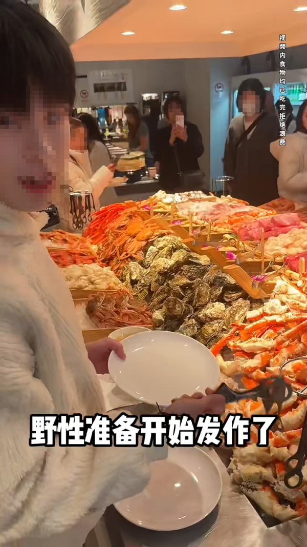 內地客日本自助餐狂掃食物 魚生/鮮蝦/蟹腳全清 指「不能給他們留」