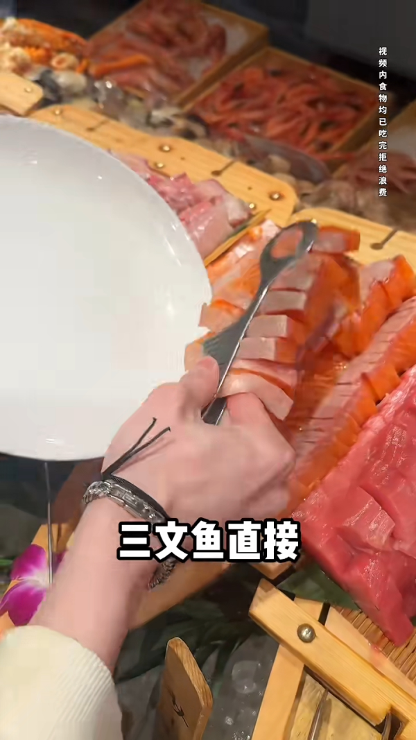 內地客日本自助餐狂掃食物 魚生/鮮蝦/蟹腳全清 指「不能給他們留」