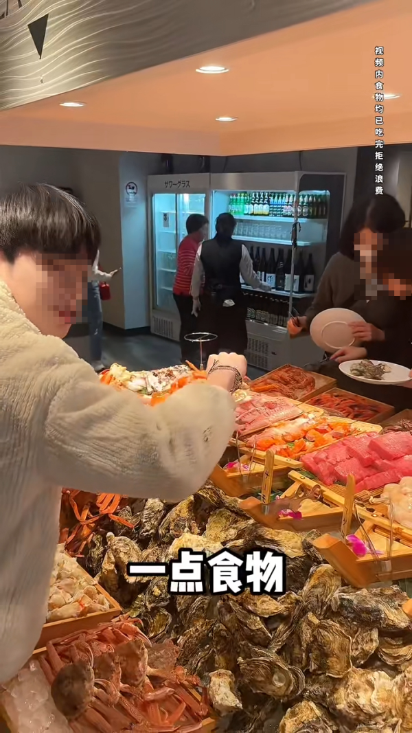 內地客日本自助餐狂掃食物 魚生/鮮蝦/蟹腳全清 指「不能給他們留」