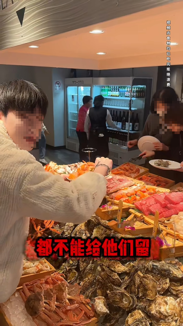 內地客日本自助餐狂掃食物 魚生/鮮蝦/蟹腳全清 指「不能給他們留」
