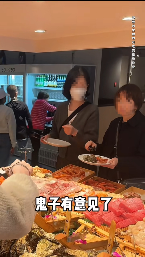 內地客日本自助餐狂掃食物 魚生/鮮蝦/蟹腳全清 指「不能給他們留」