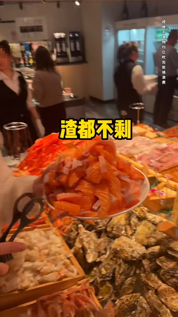 內地客日本自助餐狂掃食物 魚生/鮮蝦/蟹腳全清 指「不能給他們留」