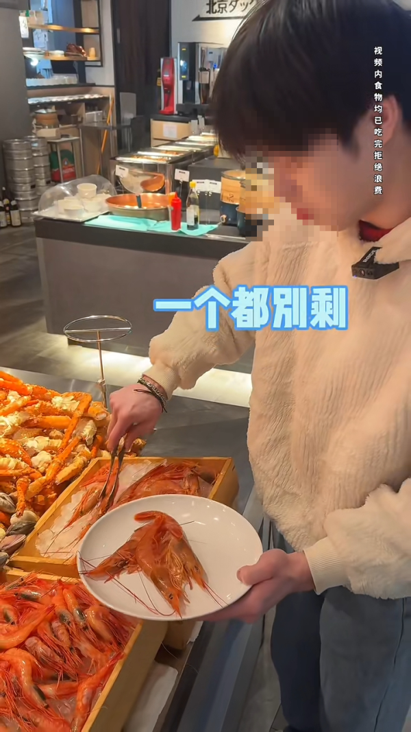 內地客日本自助餐狂掃食物 魚生/鮮蝦/蟹腳全清 指「不能給他們留」
