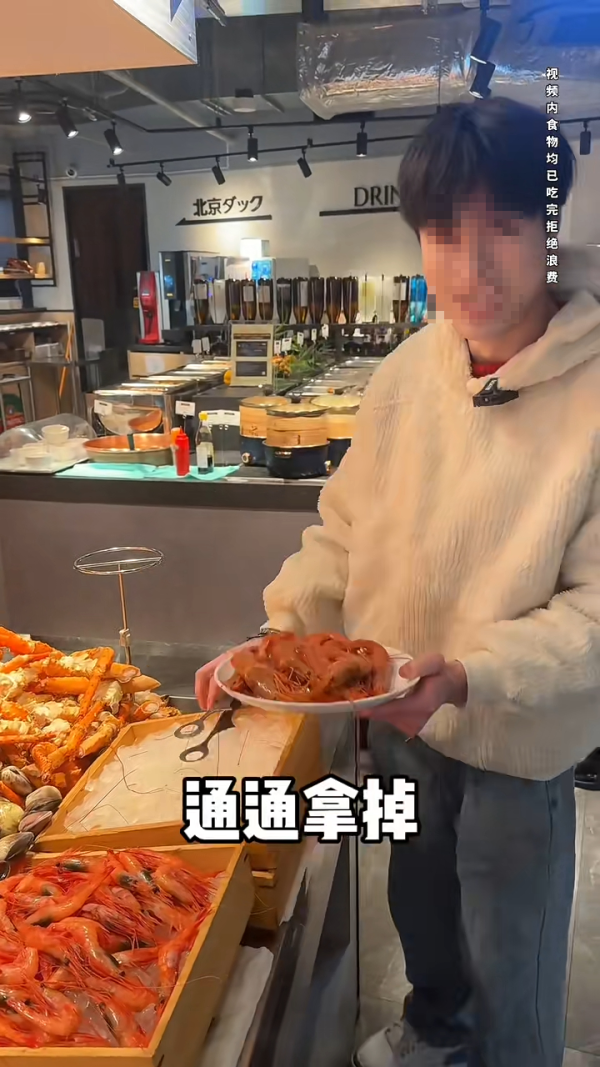 內地客日本自助餐狂掃食物 魚生/鮮蝦/蟹腳全清 指「不能給他們留」