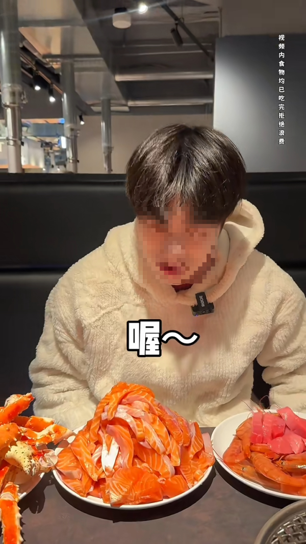 內地客日本自助餐狂掃食物 魚生/鮮蝦/蟹腳全清 指「不能給他們留」