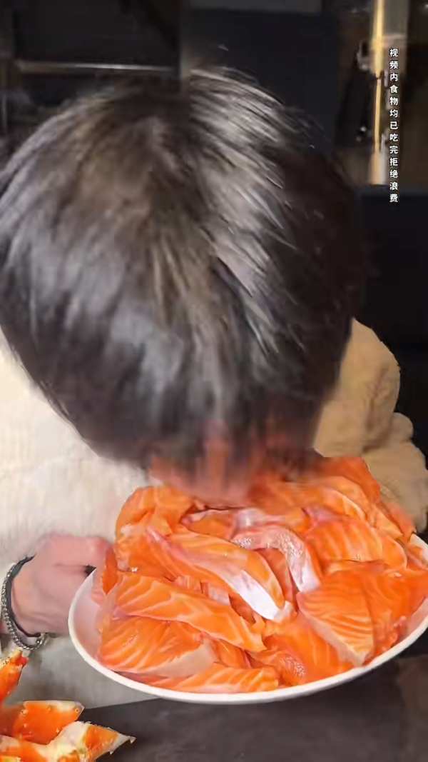 內地客日本自助餐狂掃食物 魚生/鮮蝦/蟹腳全清 指「不能給他們留」