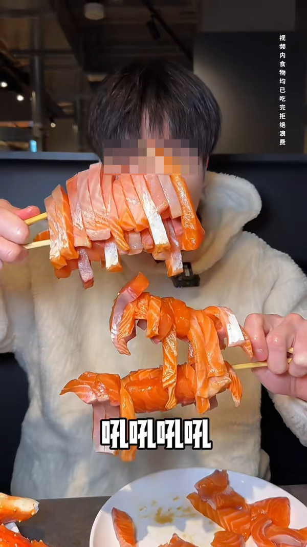 內地客日本自助餐狂掃食物 魚生/鮮蝦/蟹腳全清 指「不能給他們留」